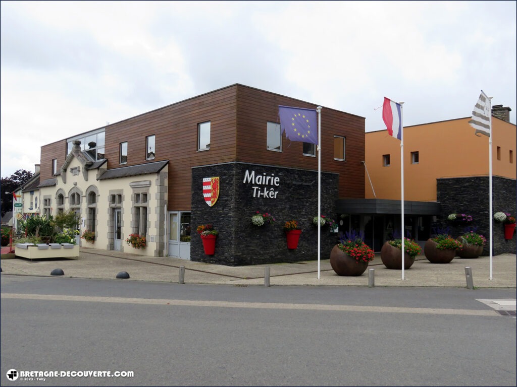 Mairie de la commune de Maël-Carhaix dans les Côtes d'Armor.