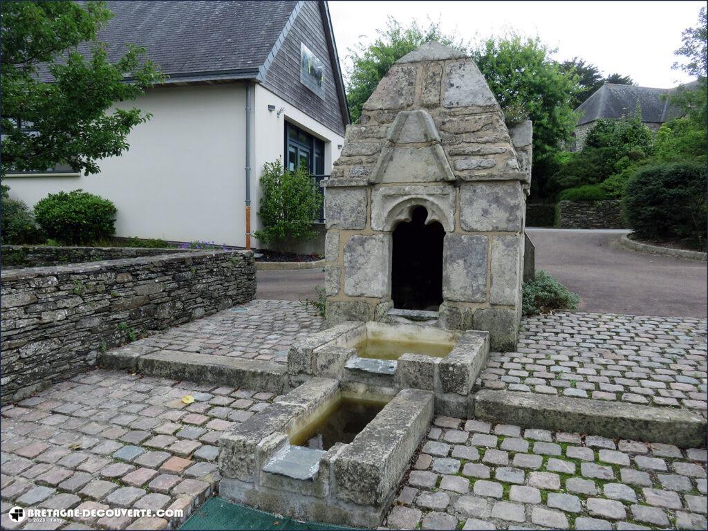 La fontaine Saint-Leuffroy dans le bourg e Motreff.