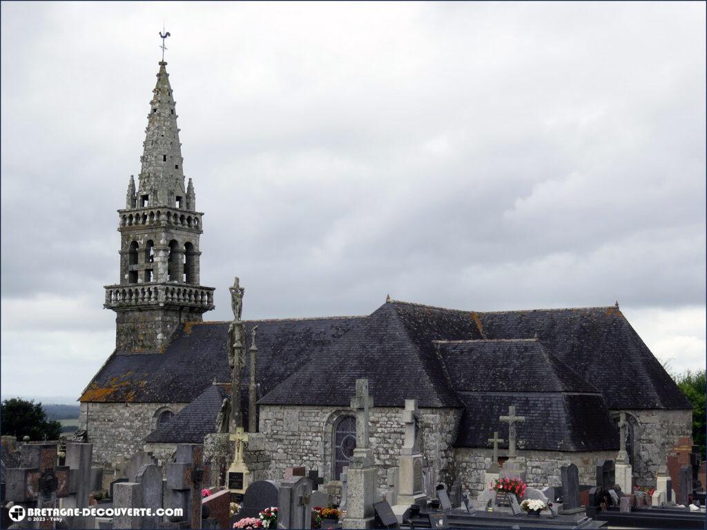 L'église Saint-Pierre dans le bourg de Motreff.