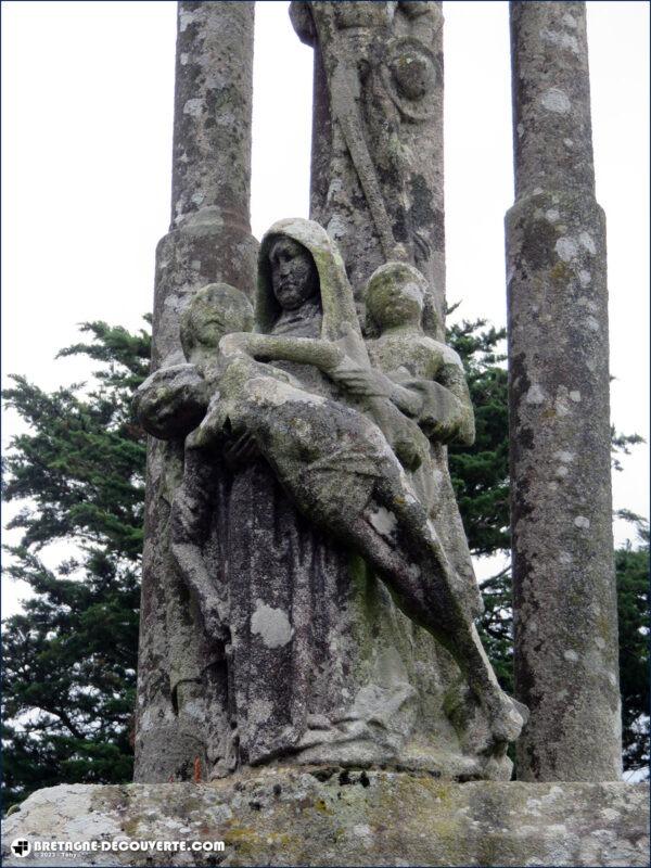 Détail du calvaire près de l'église Saint-Pierre de Motreff.