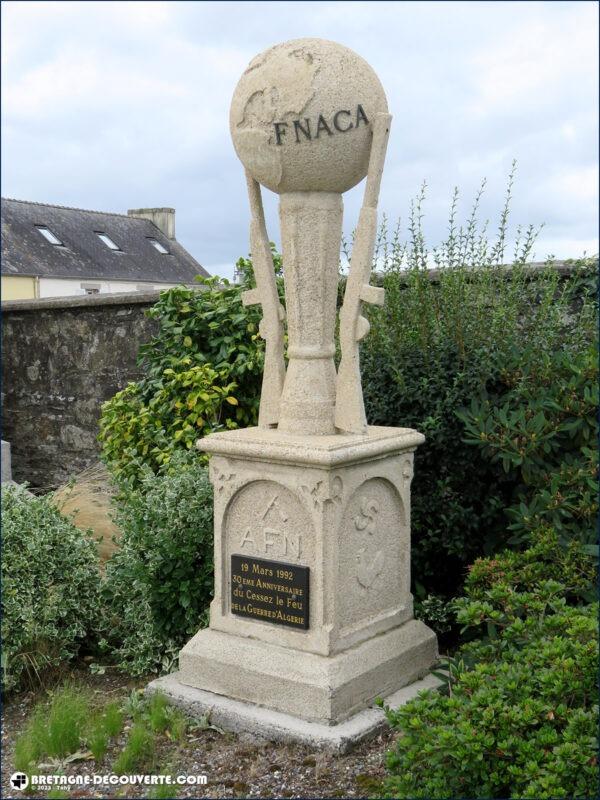 Monument commémoratif de la guerre d'Algérie dans le bourg de Motreff.