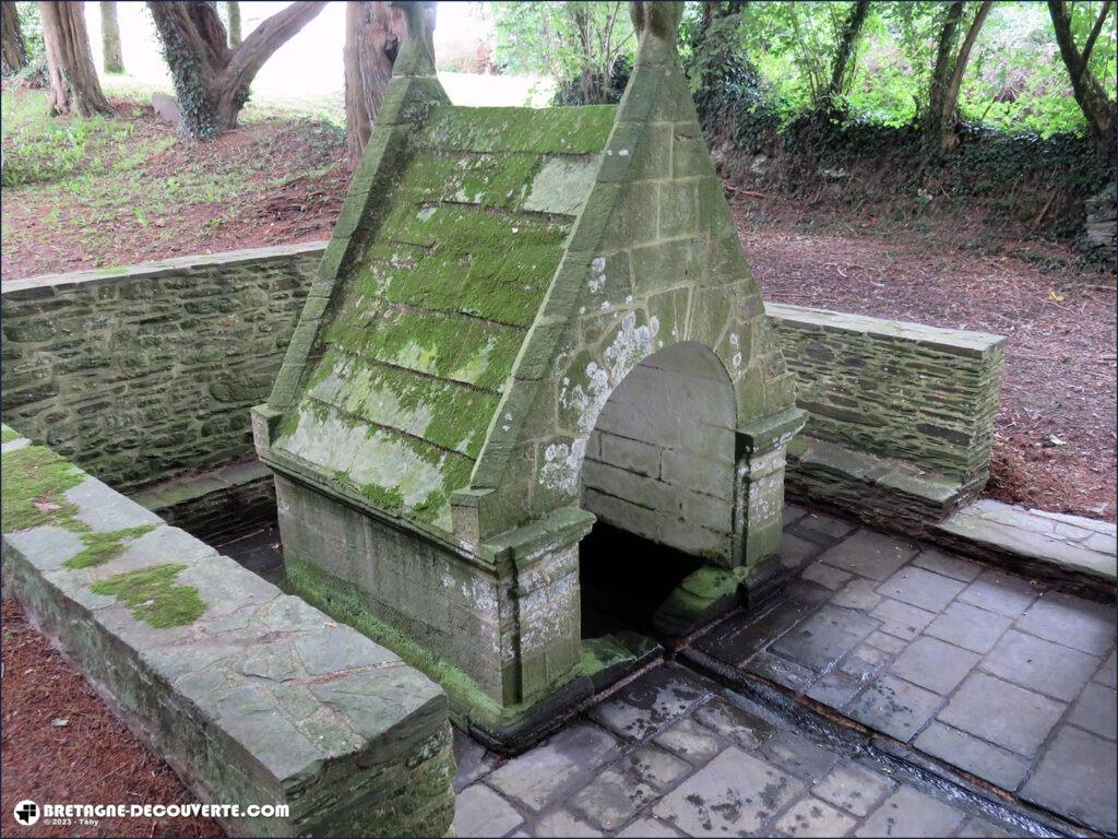 La fontaine de la chapelle Notre-Dame de Paule.