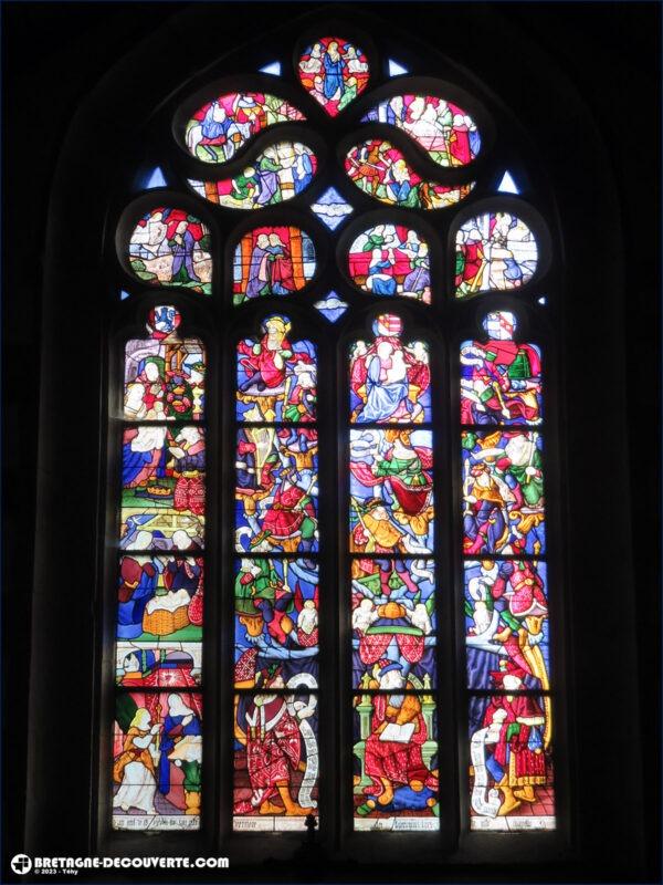 Le vitrail de la chapelle Notre-Dame de Paule.