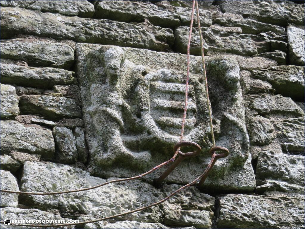 Un blason sur la façade de la chapelle Saint-Diboan de Plévin.