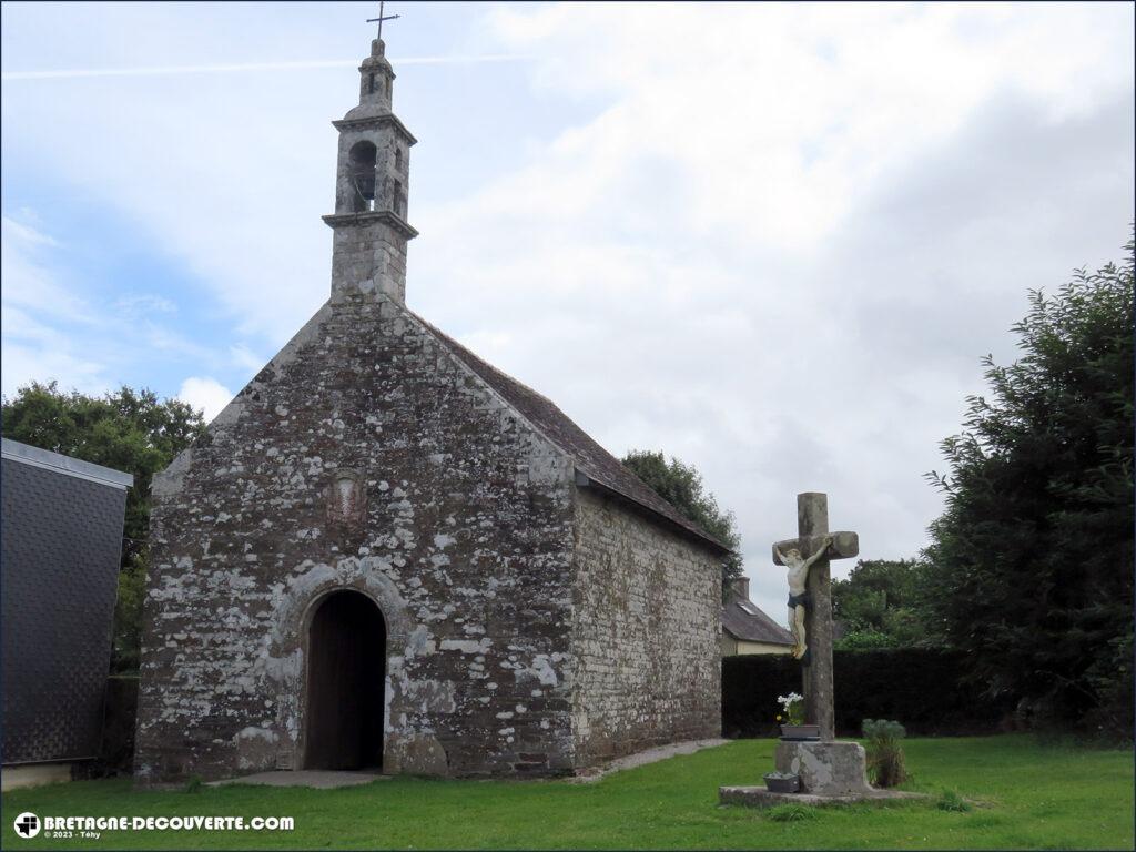 La chapelle Sainte-Anne dans le bourg de la commune de Plévin.