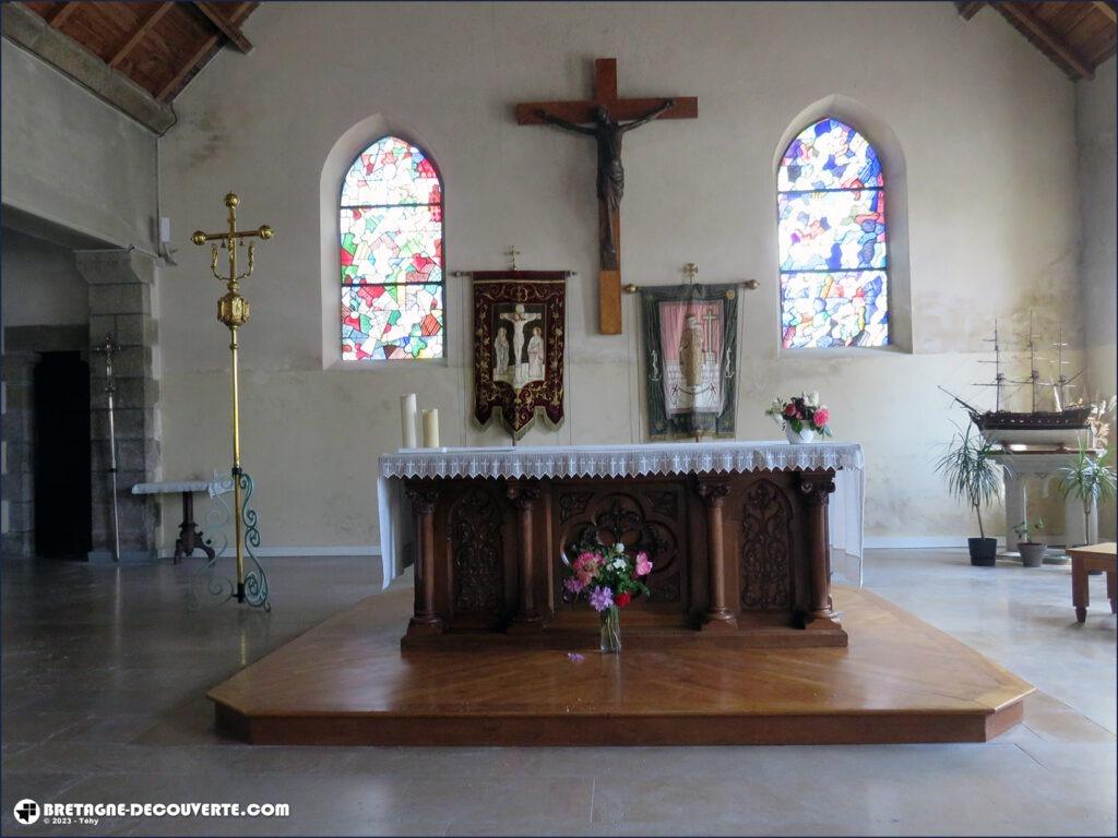 Église Notre-Dame du Scapulaire à Portsall, le maître autel.