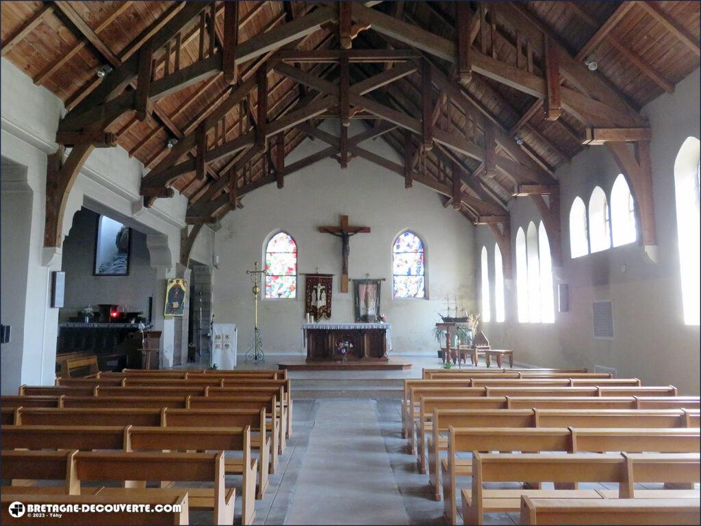 La nef de l'église Notre-Dame du Scapulaire à Portsall.