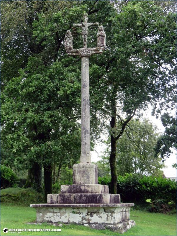 Le calvaire de la chapelle Saint-Antoine à Ploudiry.