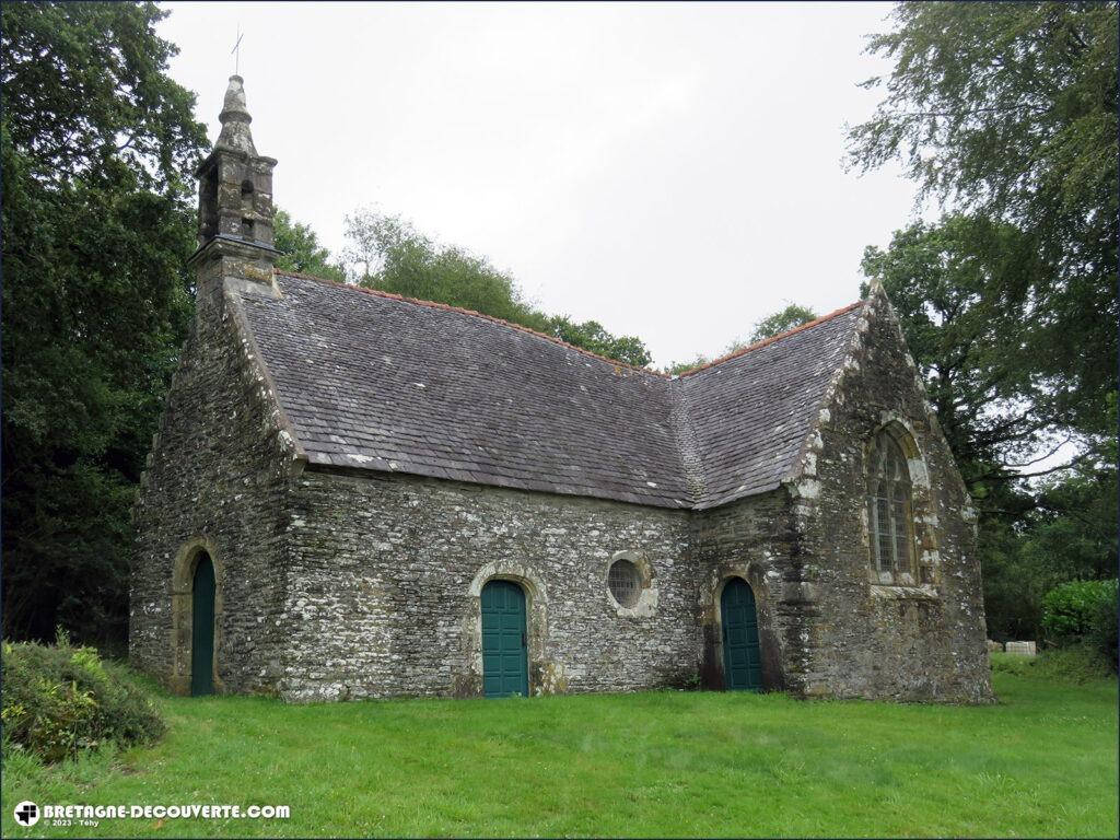 La chapelle Saint-Antoine sur la commune de Ploudiry.