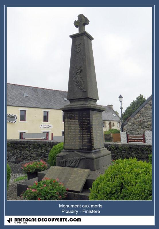 Le monument aux morts de la commune de Ploudiry.