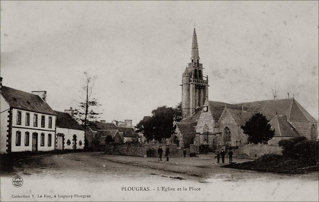 Carte postale ancienne du bourg de Plougras.
