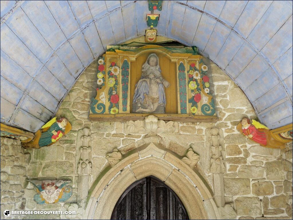 Le porche de l'église Saint-Pierre sur la commune de Plougras.