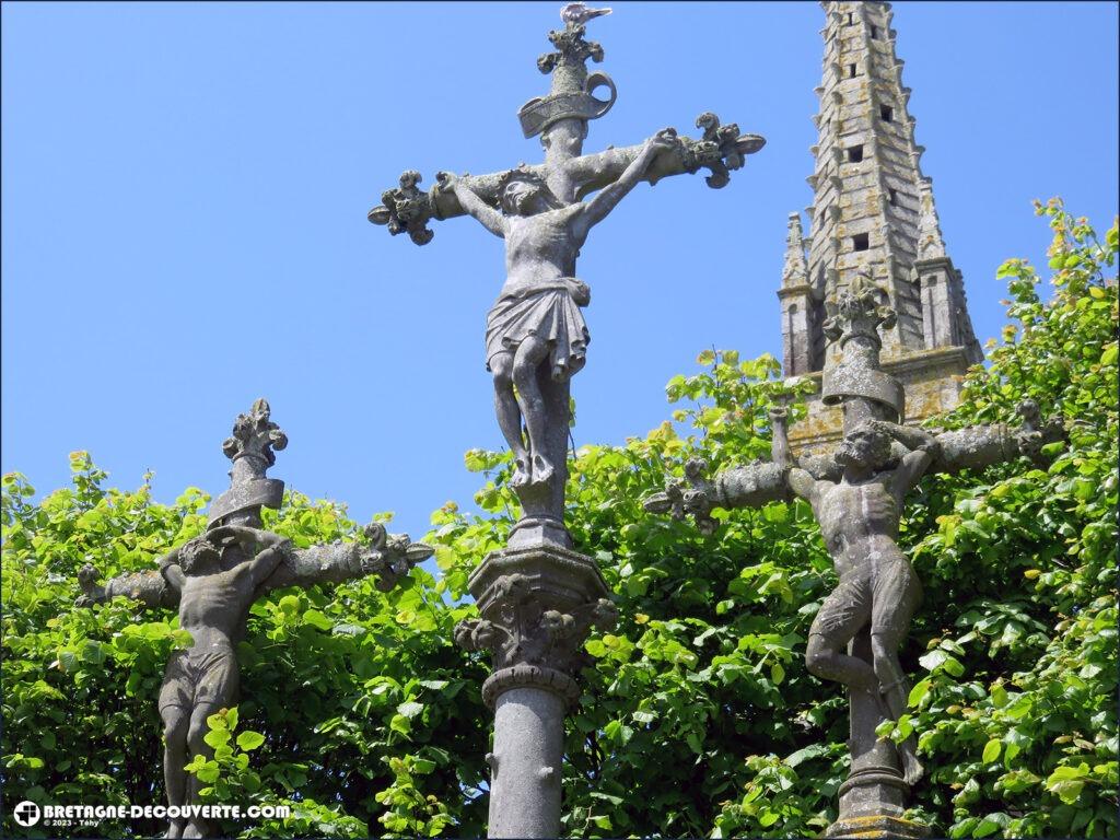 Le calvaire au pied de l'église de Plouguerneau dans le Finistère.