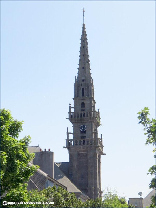 Le clocher de l'église de Plouguerneau dans le Finistère.