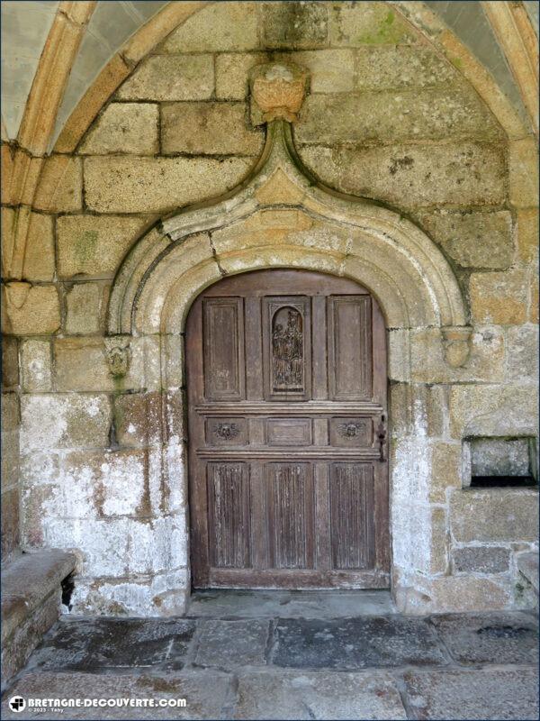 Le porche et la porte de la chapelle du Grouanec à Plouguerneau.