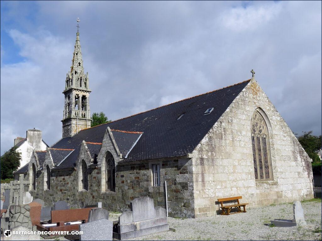 L'église Saint-Pierre sur la commune de Plounévézel.