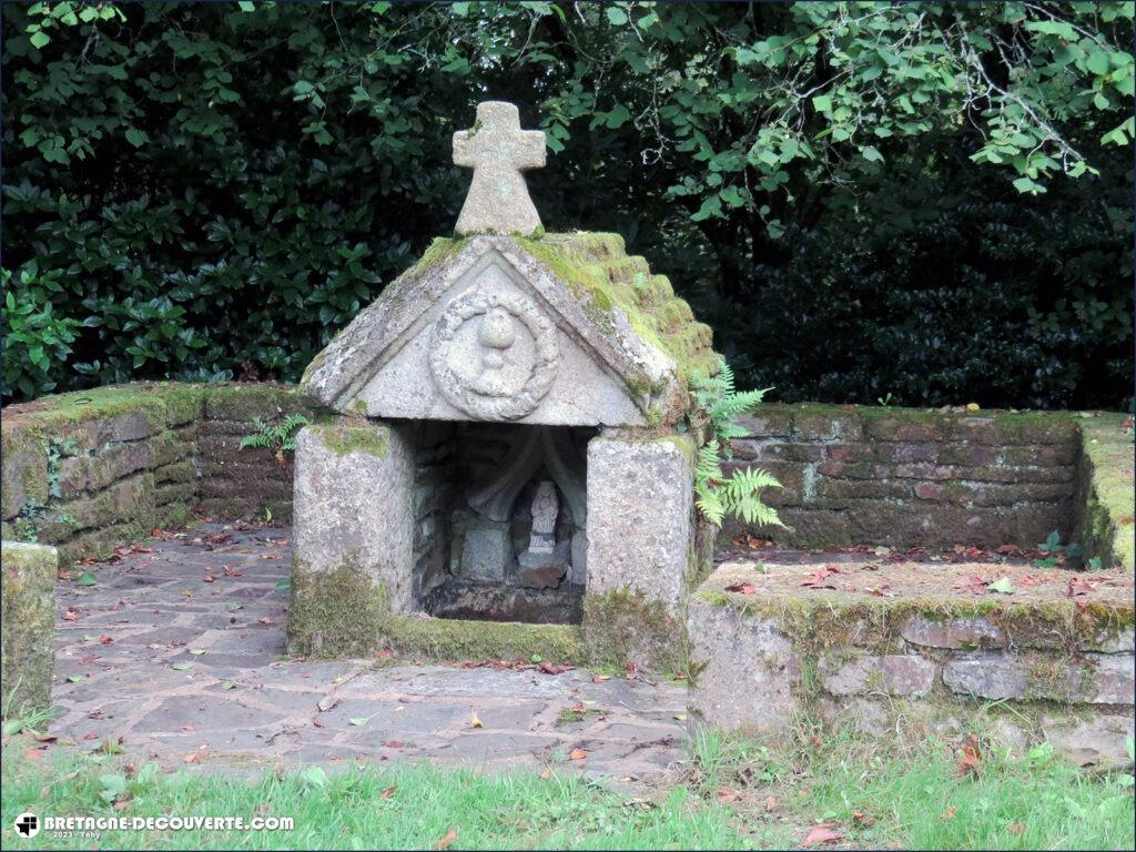 La fontaine de la chapelle Sainte-Catherine de Plounévézel.