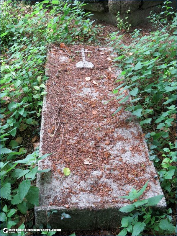 Vieille pierre tombale près de la chapelle Saint-Idunet de Plounévézel.