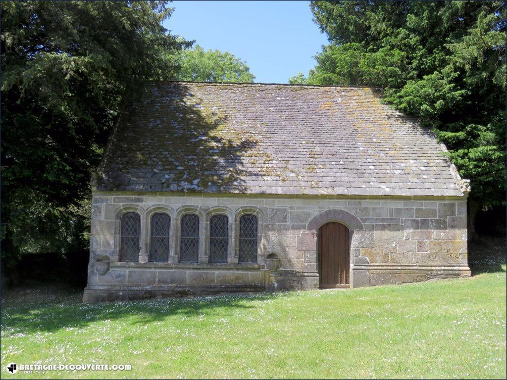 L'ossuaire de l'église Saint-Pierre de Quimerch à Pont-de-Buis-lès-Quimerch.