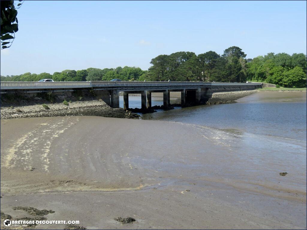 Pont de Tréglonou au-dessus de l'Aber-Benoît.