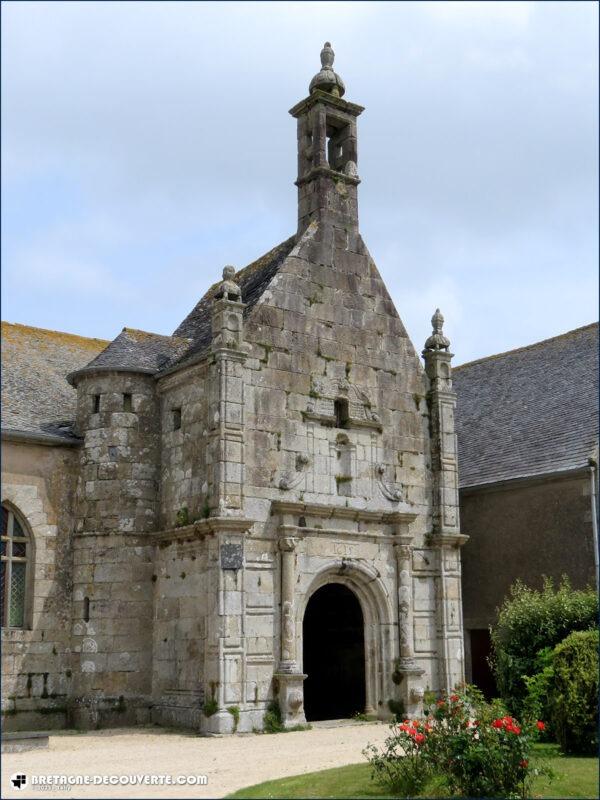 Porche de l'église Saint-Pierre de Guiclan.