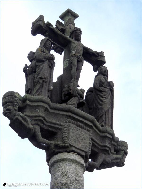 Détail du calvaire près de l'église de Saint-Méen.