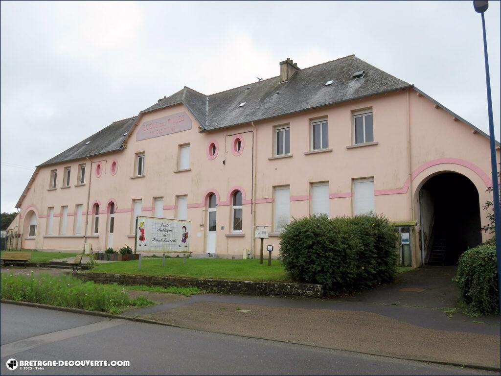 L'école des filles dans le bourg de Saint-Sauveur.