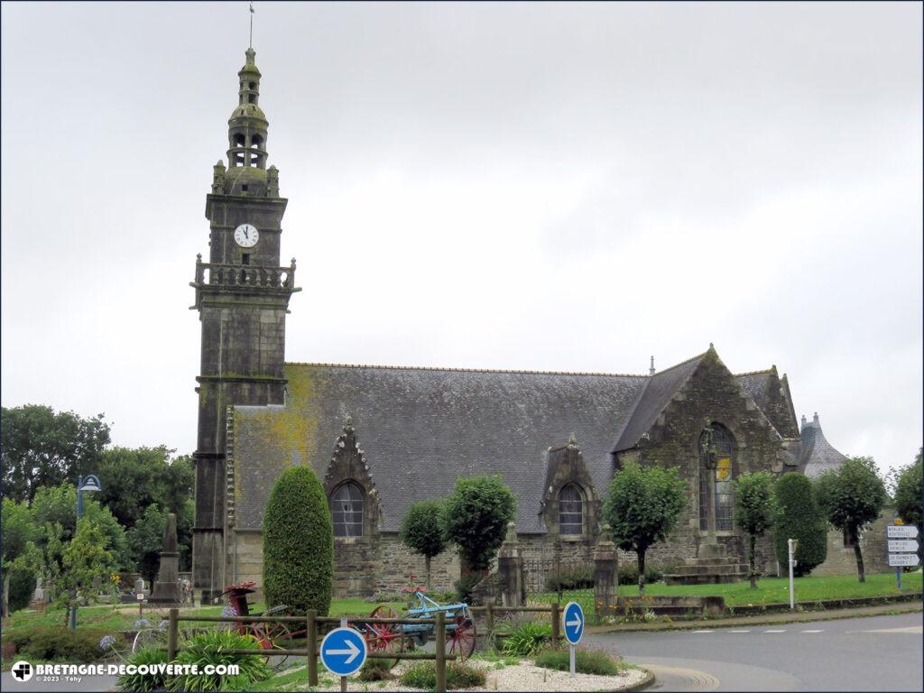 L'église Saint-Sauveur dans le bourg de Saint-Sauveur.