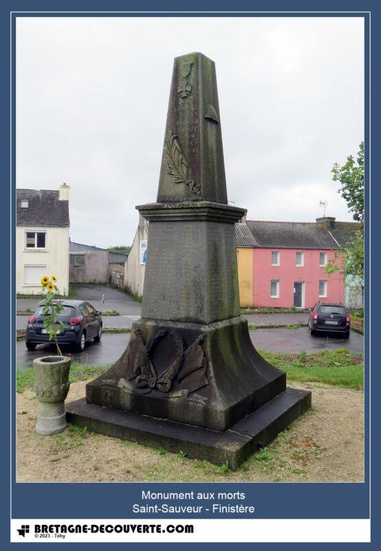 Le monument aux morts de la commune de Saint-Sauveur.