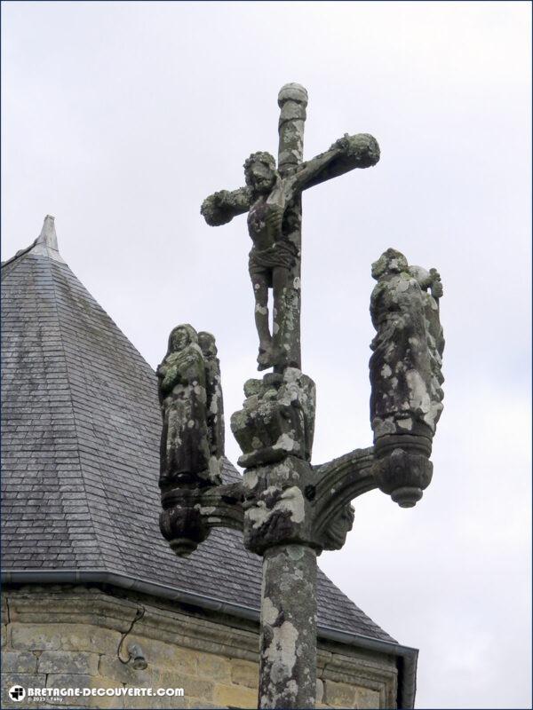 Le calvaire de l'église Saint-Urbain dans le bourg de Saint-Urbain.