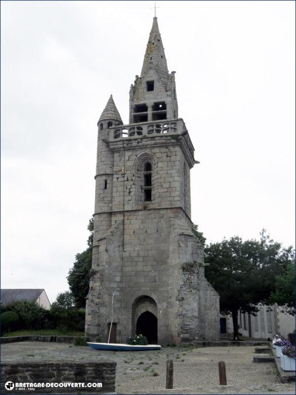 Le clocher de l'ancienne église de Taulé.