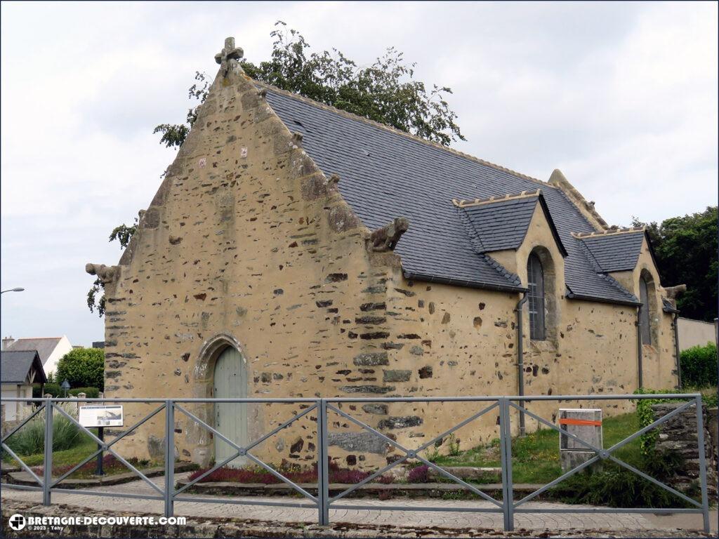 La chapelle Saint-Herbot dans le bourg de Taulé.