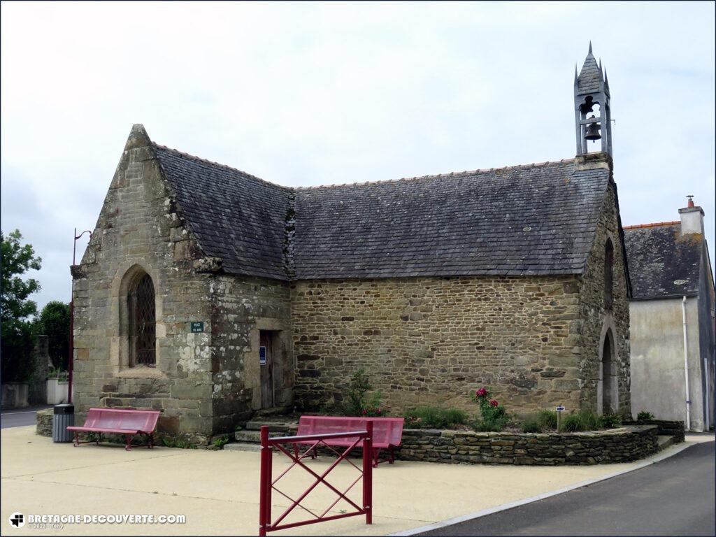 La chapelle Sainte-Anne dans le bourg de Trébrivan.