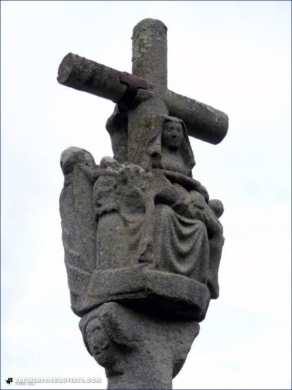 Détail du calvaire de l'église de Treffrin.