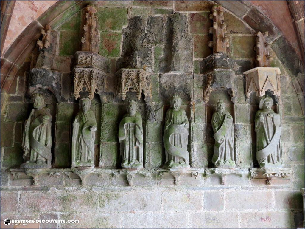 Statues des apôtres dans le porche de l'église Saint-Salomon de La Martyre.