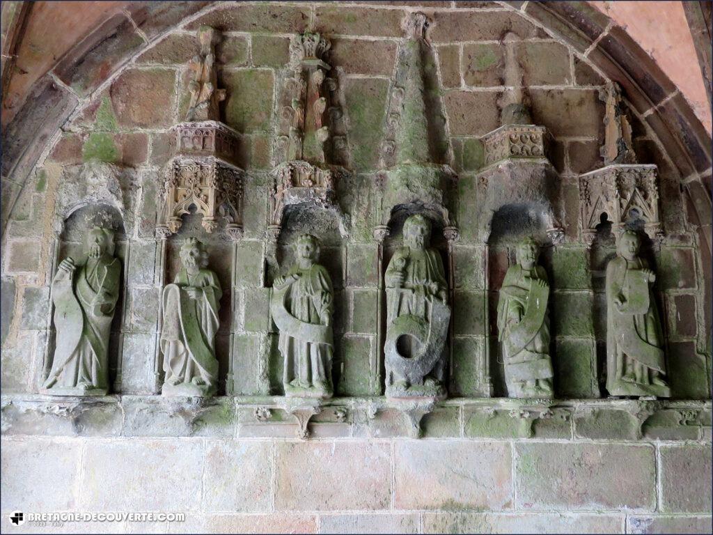 Statues des apôtres dans le porche de l'église Saint-Salomon de La Martyre.