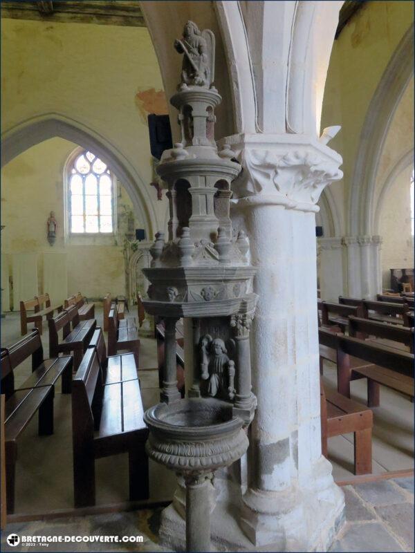 Bénitier dans l'église Saint-Salomon de La Martyre.