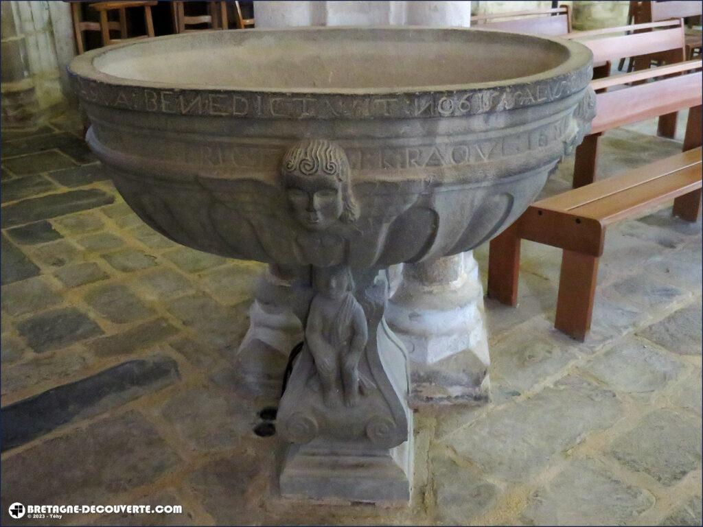 Bénitier dans l'église Saint-Salomon de La Martyre.