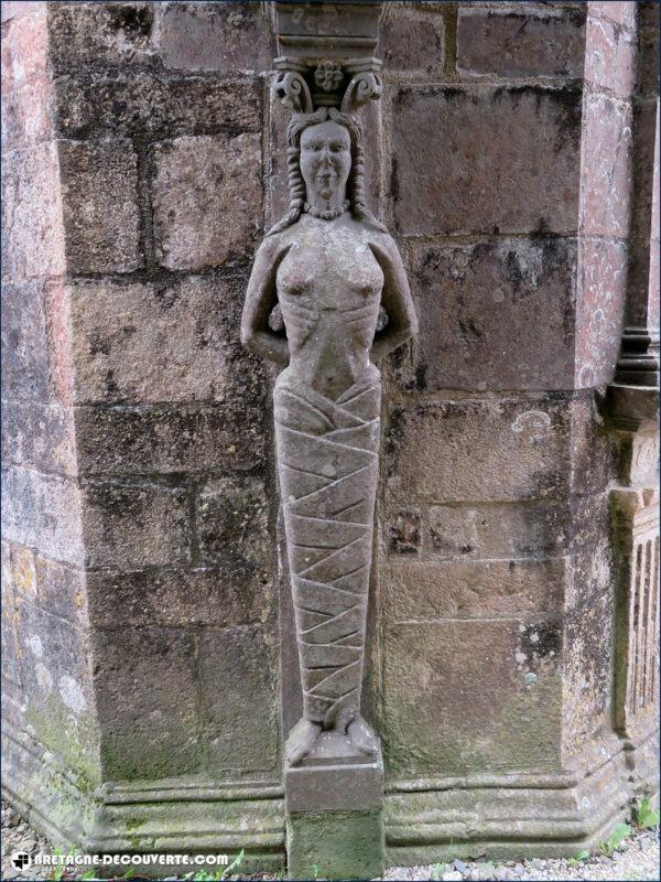 Statue de cariatide dans l'église Saint-Salomon de La Martyre.