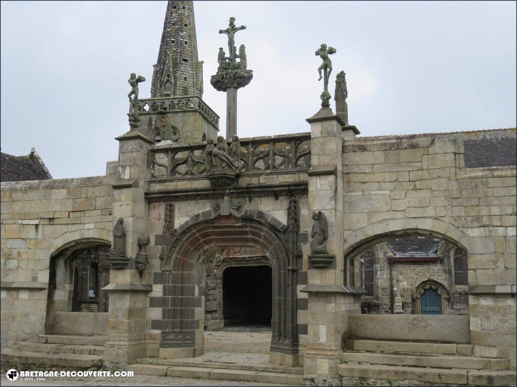 Le porche de l'église Saint-Salomon de La Martyre.