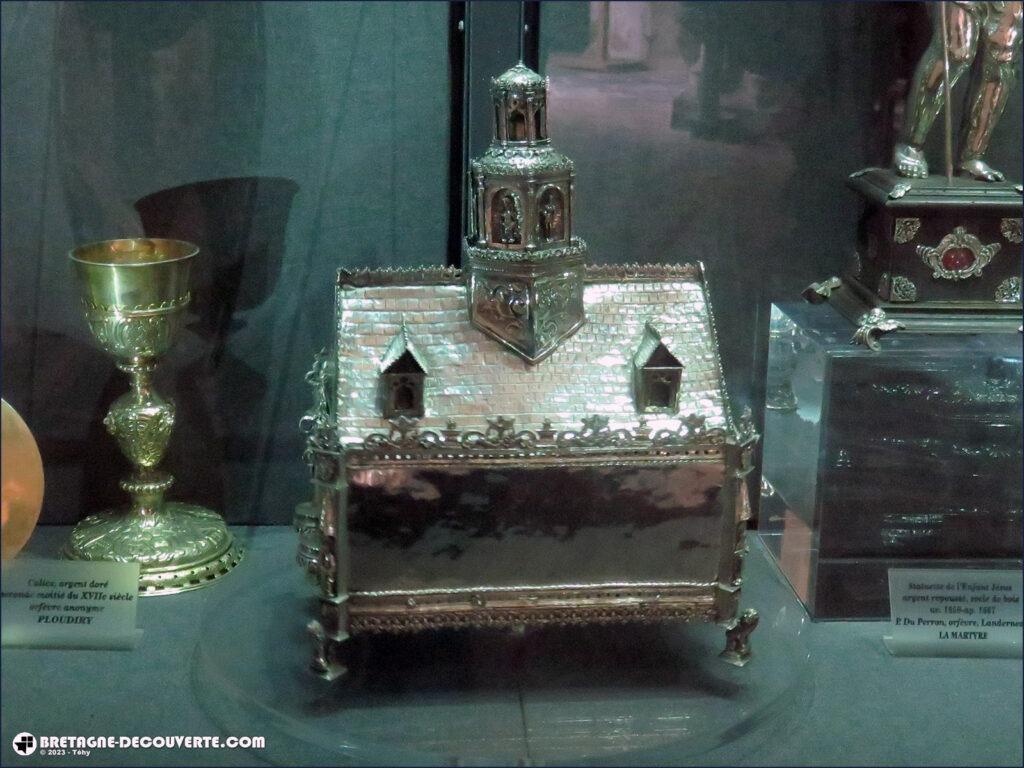 Reliquaire dans l'église Saint-Salomon de La Martyre.