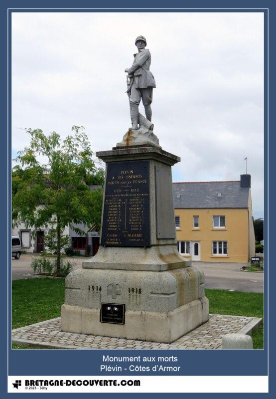 Le monument aux morts de la commune de Plévin.