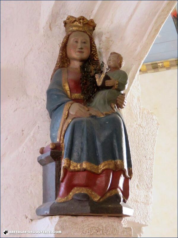 Statue de la Vierge à l'enfant dans l'église de Tréflévénez.