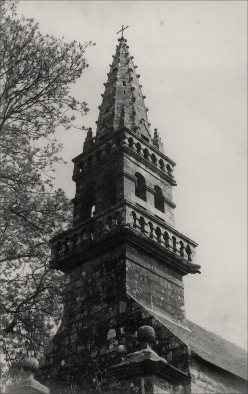 Le clocher de l'église du bourg de Motreff dans le Finistère.