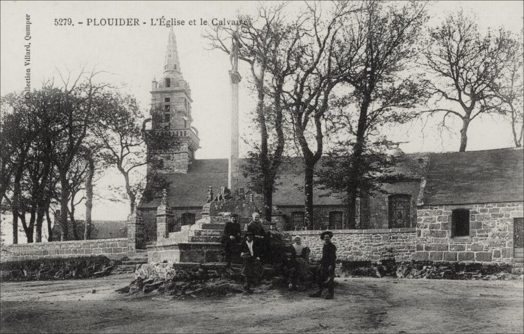 L'église et le calvaire dans le bourg de Plouider.