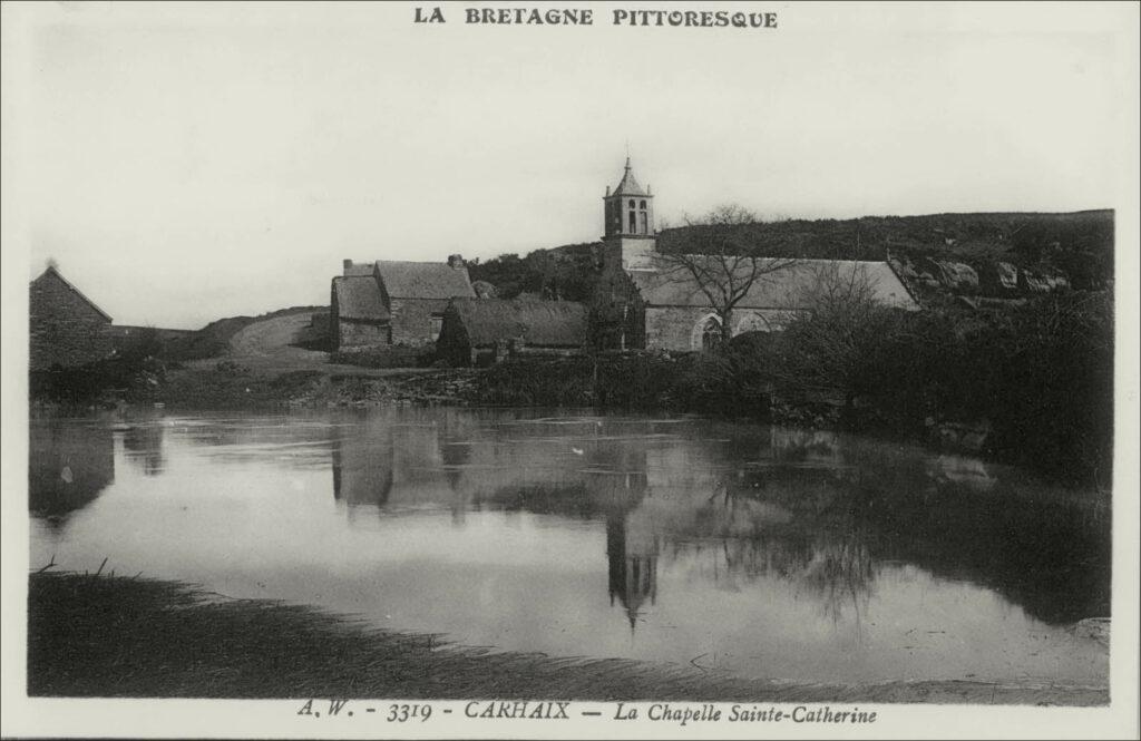 La chapelle Sainte-Catherine sur la commune de Plounévézel. Carte postale des années 1900.