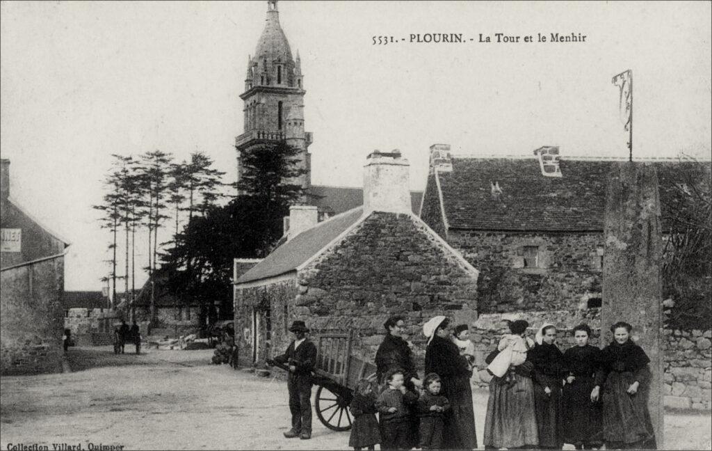 Le clocher de l'église et le menhir dans le bourg de Plourin-lès-Morlaix.