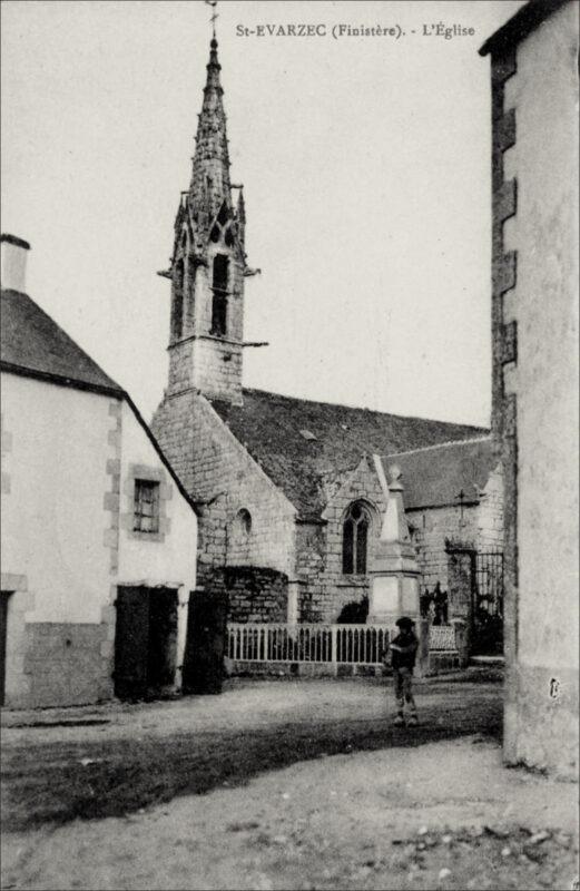 L'église de la commune de Saint-Évarzec dans le Finistère.