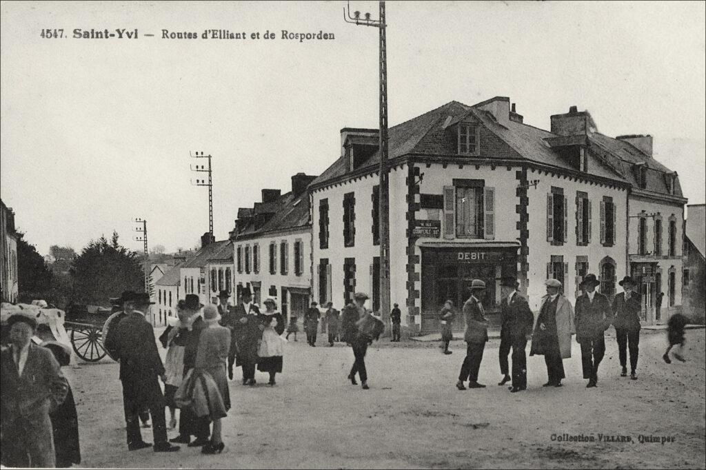 Scène de vie dans le bourg de Saint-Yvi. Carte postale des années 1900.