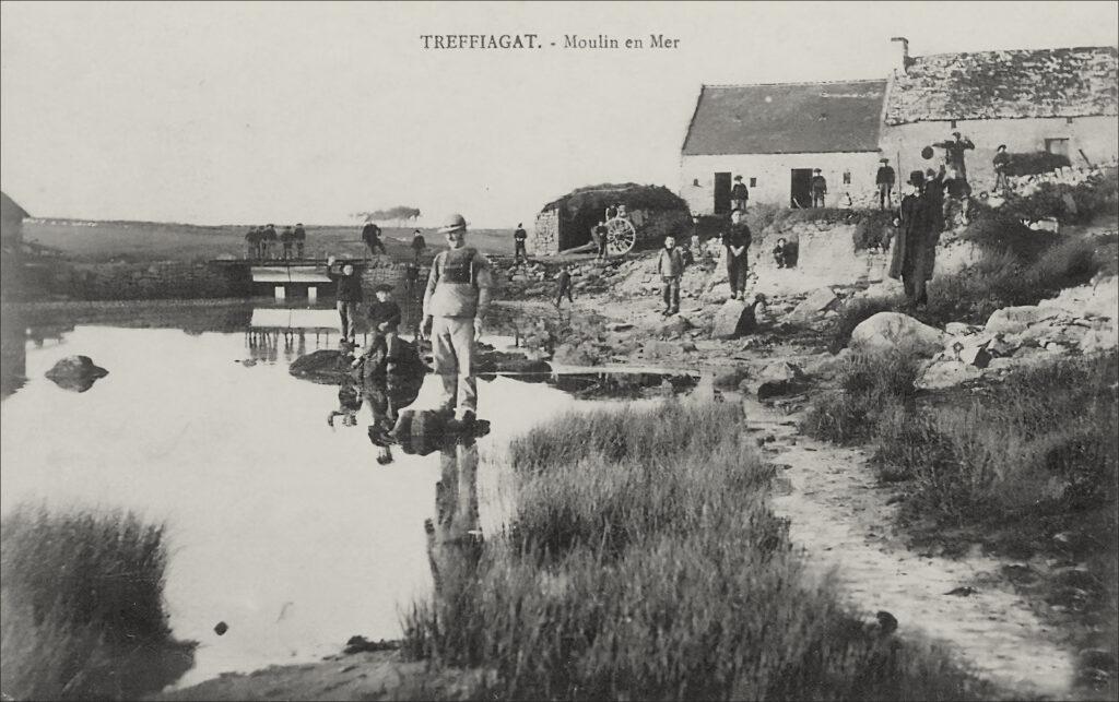 Carte postale ancienne du moulin à marée de Treffiagat.